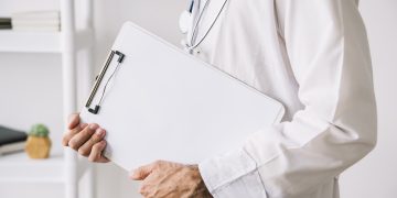 Педиатр Перевальской больницы провела выездной прием свыше 50 детей в Артемовске