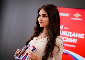 В Луганске вручили первые паспорта юным гражданам России