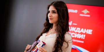 В Луганске вручили первые паспорта юным гражданам России