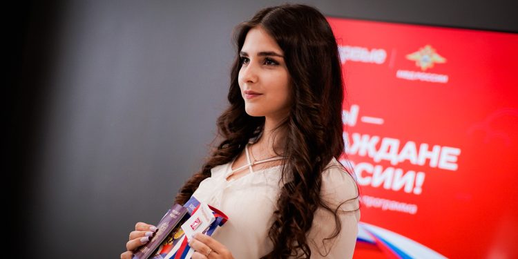 В Луганске вручили первые паспорта юным гражданам России
