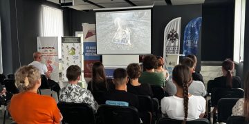 Музыка, от которой замирает сердце: в ЛНР почтили память детей Донбасса пронзительным реквиемом