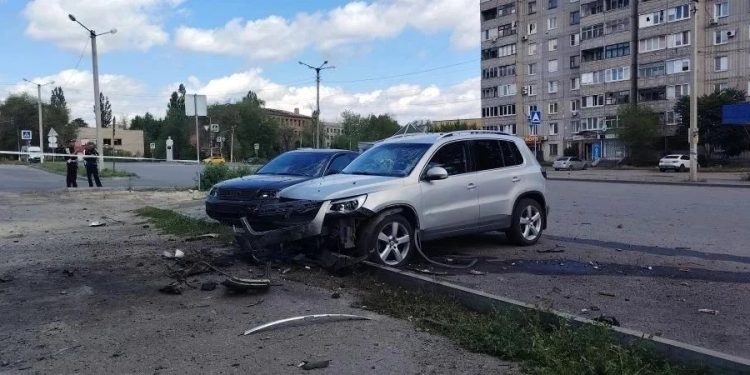 ВСУ нанесли удар по центру Первомайска: ранен мирный житель, повреждены автомобили