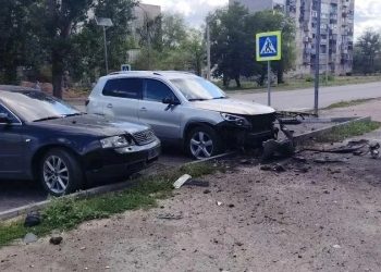 ВСУ нанесли удар по центру Первомайска: ранен мирный житель, повреждены автомобили