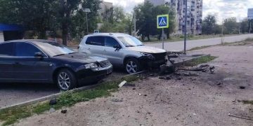 ВСУ нанесли удар по центру Первомайска: ранен мирный житель, повреждены автомобили