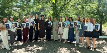 «Мне важно получить образование»: выпускники Старобельского педколледжа уже с дипломами, а разрушенное здание обещают восстановить