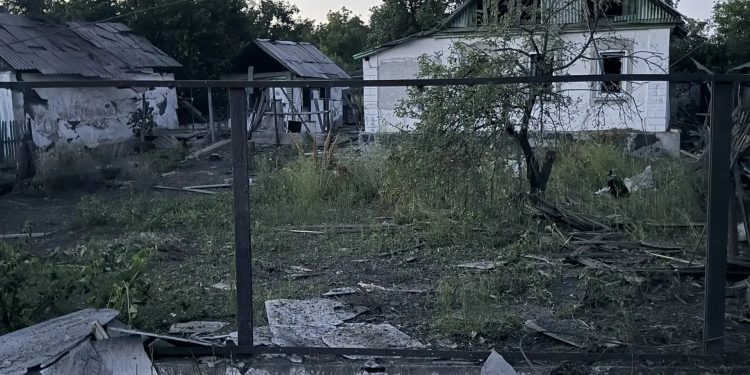 Два мирных жителя погибли при атаках ВСУ на ЛНР: ракетный удар по городу и удар дрона по автомобилю