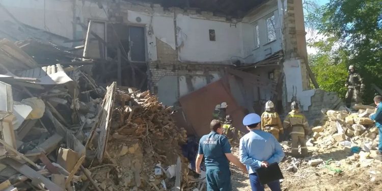 Взрыв газа в Краснодоне: есть пострадавшие, под завалами могут быть люди