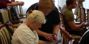 Луганским артистам раскрыли главные уловки мошенников: как не лишиться денег и не «купить» воздух