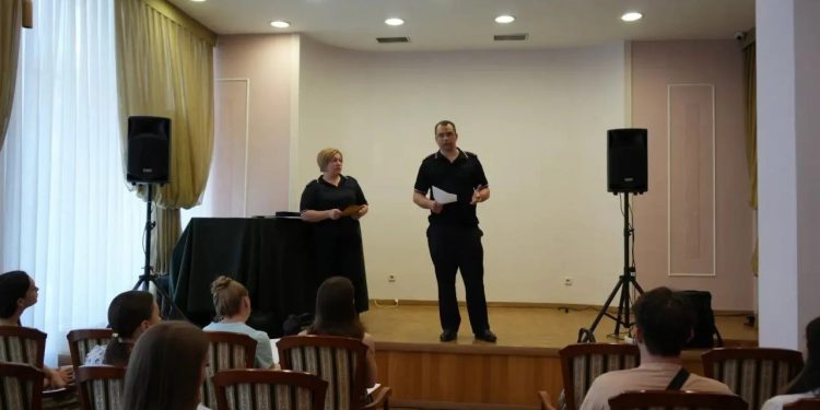 Луганским артистам раскрыли главные уловки мошенников: как не лишиться денег и не «купить» воздух