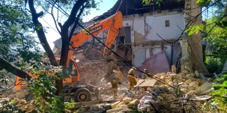 Взрыв газа в Краснодоне: есть пострадавшие, под завалами могут быть люди