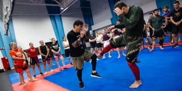 Луганский спортсмен Иван Терновой готовится к Чемпионату мира по кикбоксингу в составе сборной России