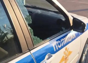«Рубил топором по машине»: в Луганске мужчина напал на полицейских и получил пулю в ногу