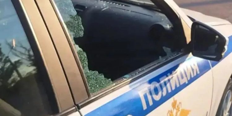 «Рубил топором по машине»: в Луганске мужчина напал на полицейских и получил пулю в ногу
