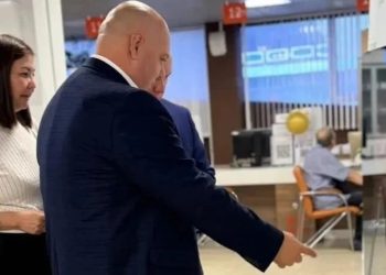 Будущее в очереди: в луганском МФЦ появилось зеркало, которое «просканирует» ваше здоровье за 10 секунд