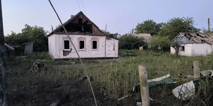 Два мирных жителя погибли при атаках ВСУ на ЛНР: ракетный удар по городу и удар дрона по автомобилю