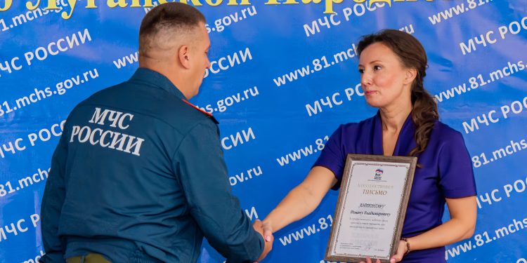 «Они первыми пришли на помощь»: в ЛНР наградили спасателей Старобельска