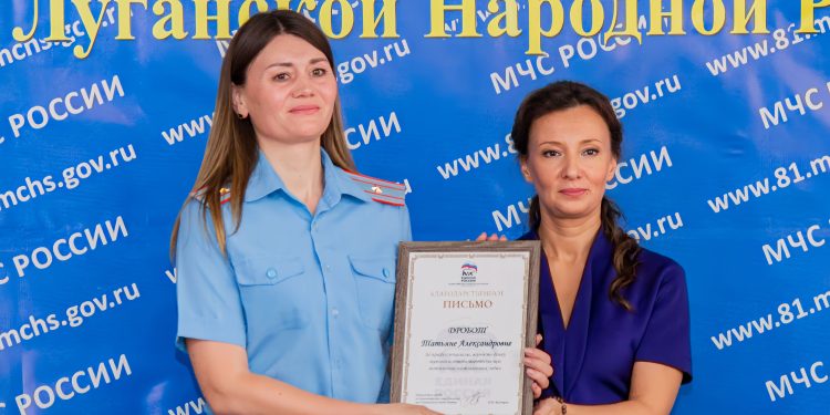 «Они первыми пришли на помощь»: в ЛНР наградили спасателей Старобельска