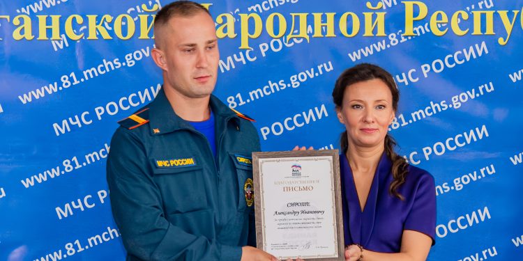 «Они первыми пришли на помощь»: в ЛНР наградили спасателей Старобельска