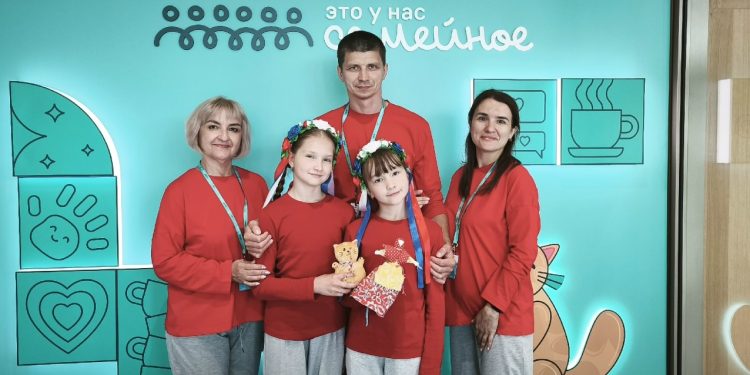 Врач, артист и две школьницы: как семья из ЛНР обыграла 328 команд и забрала 5 миллионов!