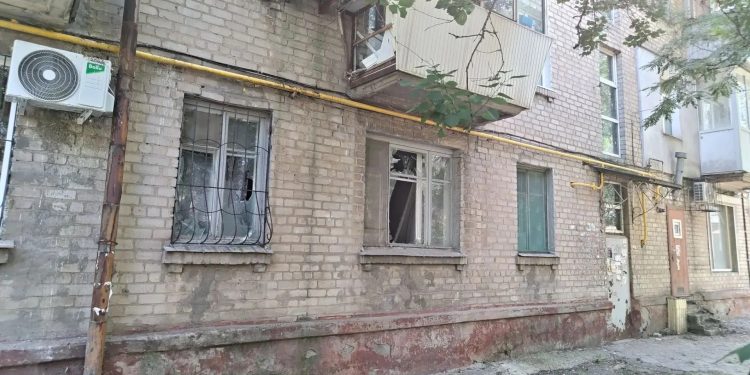 Серия ударов БПЛА по городам ЛНР: четверо раненых, дом разрушен; ПВО заявляет о 50+ сбитых целей