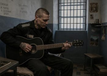 Старые обложки — новый штраф: суд наказал за «воровскую звезду» в музыке VK