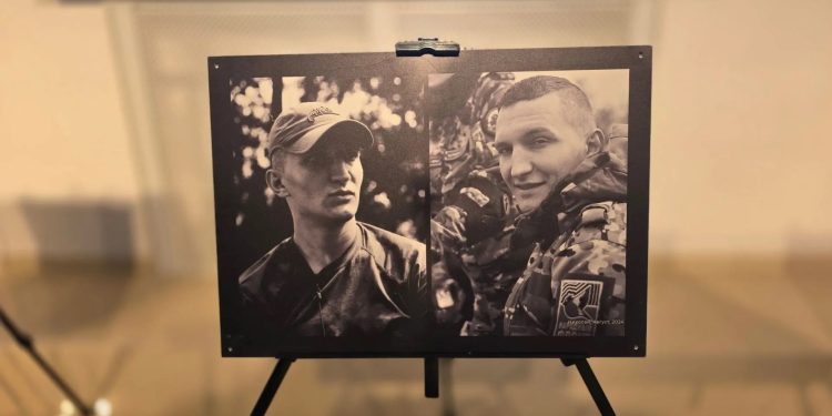 «Своих не бросаем»: в Луганске почтили память волонтёров Народного Фронта