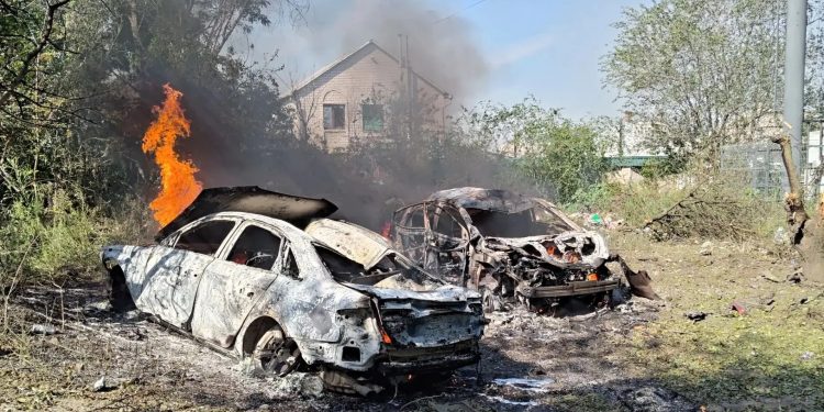 Серия ударов БПЛА по городам ЛНР: четверо раненых, дом разрушен; ПВО заявляет о 50+ сбитых целей