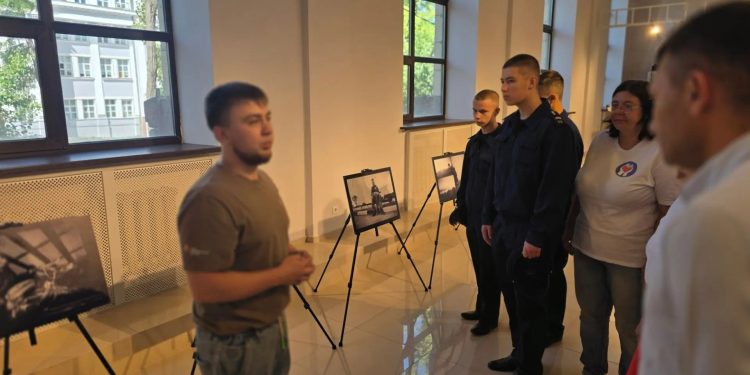 «Своих не бросаем»: в Луганске почтили память волонтёров Народного Фронта