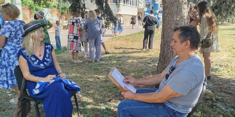 Улица Дениса Иванова на один день стала Луганским Арбатом