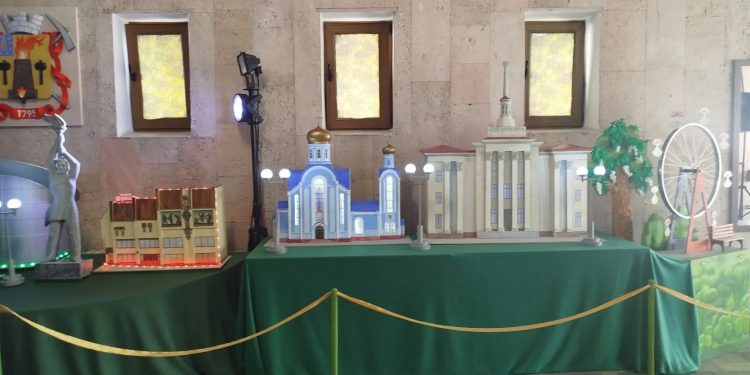 Сказка начинается здесь: Луганский театр кукол открыл 88-ой сезон