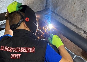Тепло будет: мастера из Малоярославца помогают Первомайску готовиться к зиме  