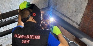Тепло будет: мастера из Малоярославца помогают Первомайску готовиться к зиме  