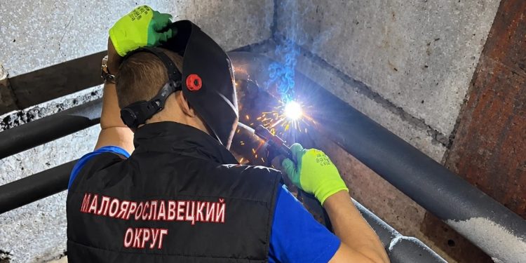 Тепло будет: мастера из Малоярославца помогают Первомайску готовиться к зиме  