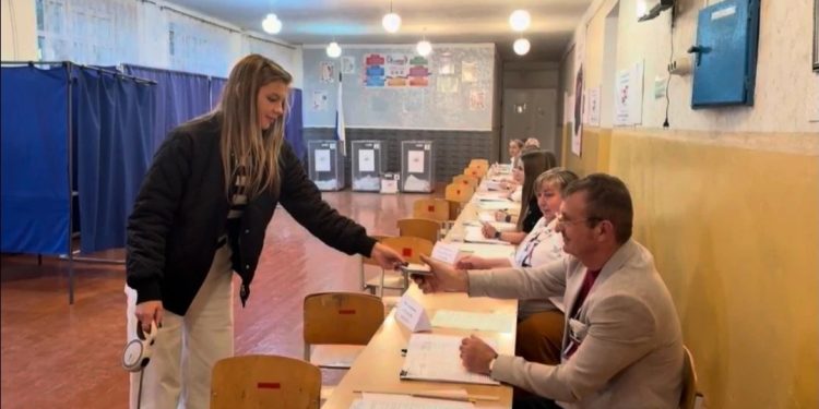 Зеленская и пёс Лёлечка проголосовали на выборах в Госдуму  