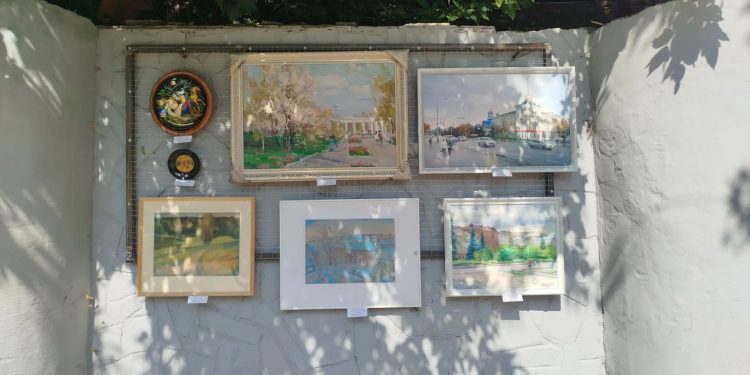 Улица Дениса Иванова на один день стала Луганским Арбатом
