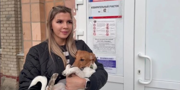 Зеленская и пёс Лёлечка проголосовали на выборах в Госдуму  