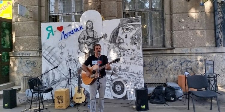 Улица Дениса Иванова на один день стала Луганским Арбатом