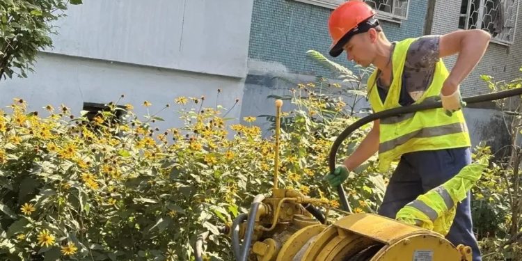 «Мосводоканал» делится опытом: дворовые сети в Луганске обновляют «из колодца в колодец»