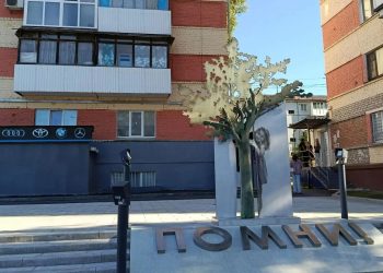 «Дерево памяти» на месте трагедии: в Луганске открыли мемориал на перекрёстке, где оборвались жизни мирных жителей