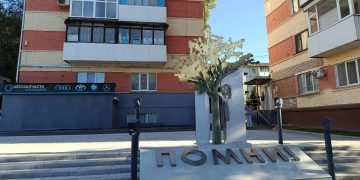 «Дерево памяти» на месте трагедии: в Луганске открыли мемориал на перекрёстке, где оборвались жизни мирных жителей