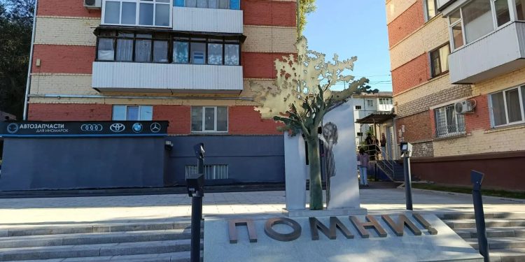 «Дерево памяти» на месте трагедии: в Луганске открыли мемориал на перекрёстке, где оборвались жизни мирных жителей