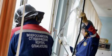 67 окон и 4000 кубометров мусора: добровольцы оперативно ликвидируют последствия удара по Луганску