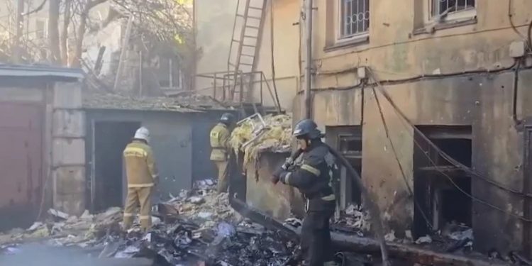 Под завалами разрушенного дома в Луганске нашли погибшую женщину