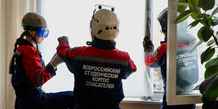 67 окон и 4000 кубометров мусора: добровольцы оперативно ликвидируют последствия удара по Луганску
