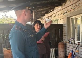 Маленький прибор — большая защита: в Луганске многодетным семьям вручили пожарные извещатели