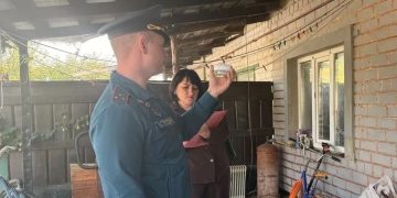 Маленький прибор — большая защита: в Луганске многодетным семьям вручили пожарные извещатели