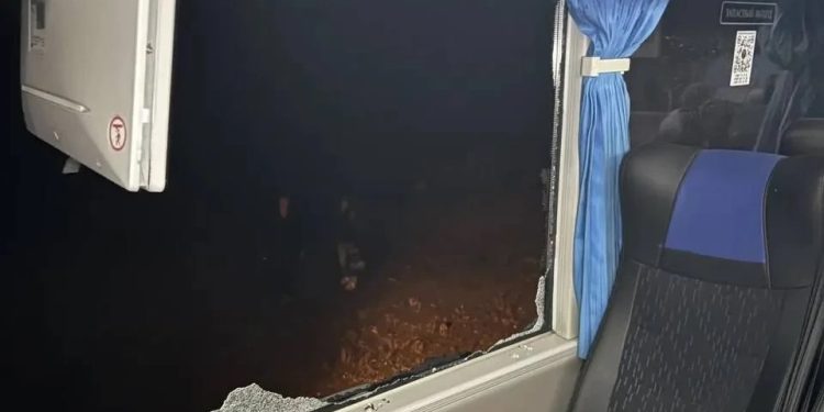 ⚡️ БПЛА укронацистов ударил по междугороднему автобусу под Алчевском: четверо пострадавших