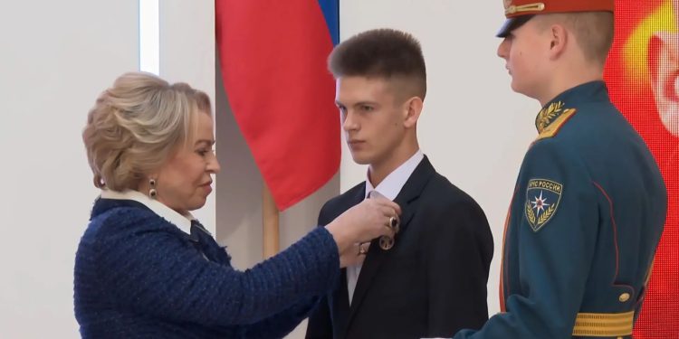 🚨 Вынес друга с минного поля: школьник из Луганска получил медаль «За спасение погибавших»