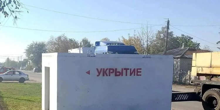 В Старобельске приступили к установке бетонных укрытий