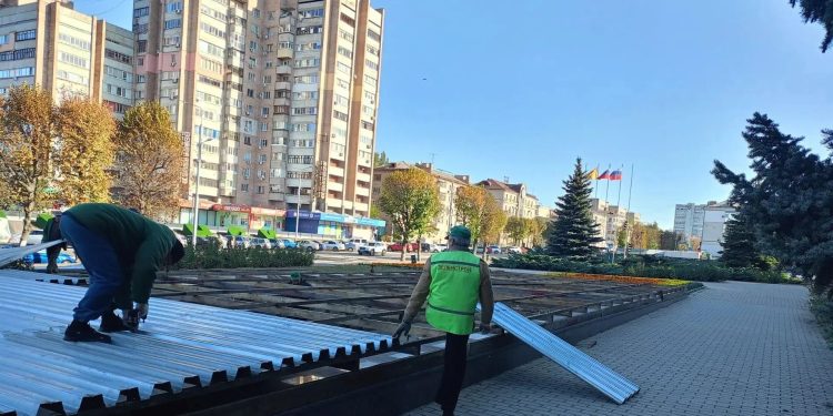Фонтаны Луганска подготовили к зиме: как коммунальщики берегут технику от морозов